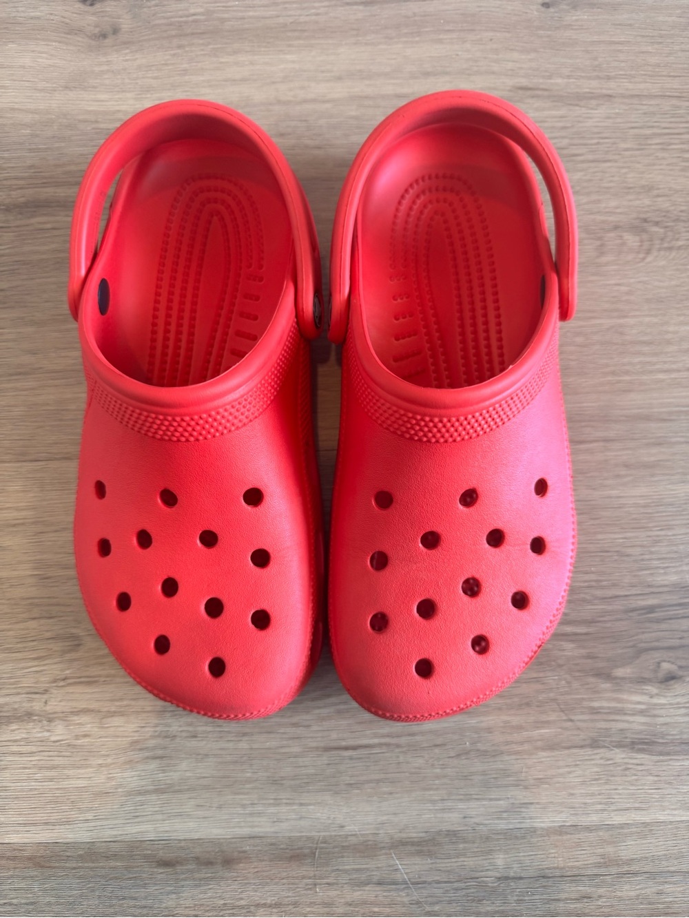 CROCS Classic Clog in Bright Red